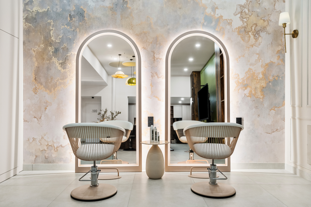 Mobilier et agencement de salon de coiffure moderne avec miroirs lumineux et fauteuils - Groupe CAC