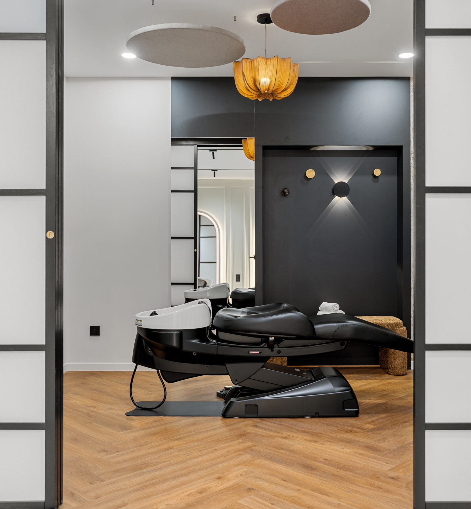 Cabine de soin privée et bac de lavage Takara Belmont au showroom de Paris — Agencement Groupe CAC