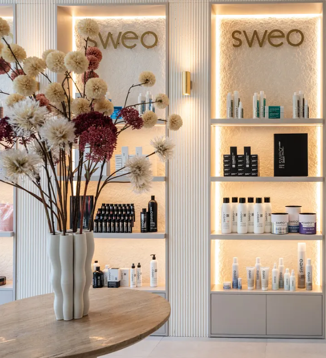 Vitrine d'exposition et étagères lumineuses pour produits Sweo au showroom de Paris — Agencement Groupe CAC