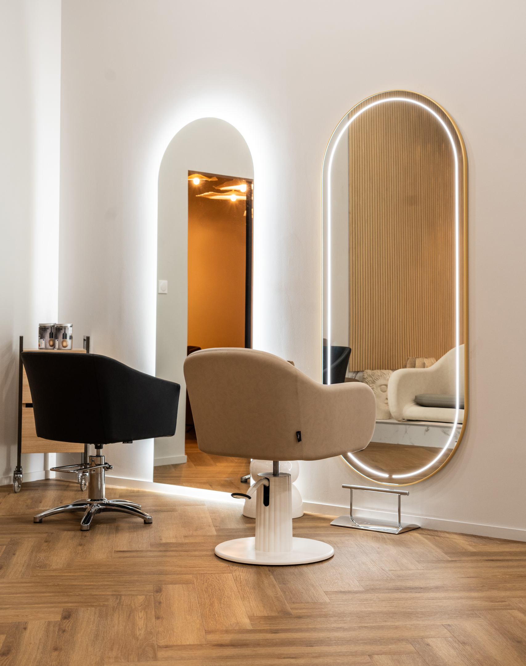 Miroirs coiffeuses lumineux et fauteuils de salon Maletti au showroom de Reims — Agencement Groupe CAC